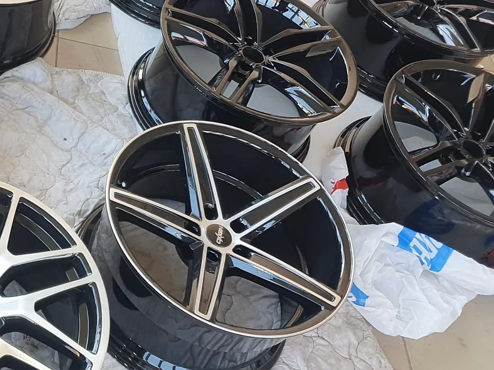 Satz schwarz glaenzender Alufelgen mit polierter Front