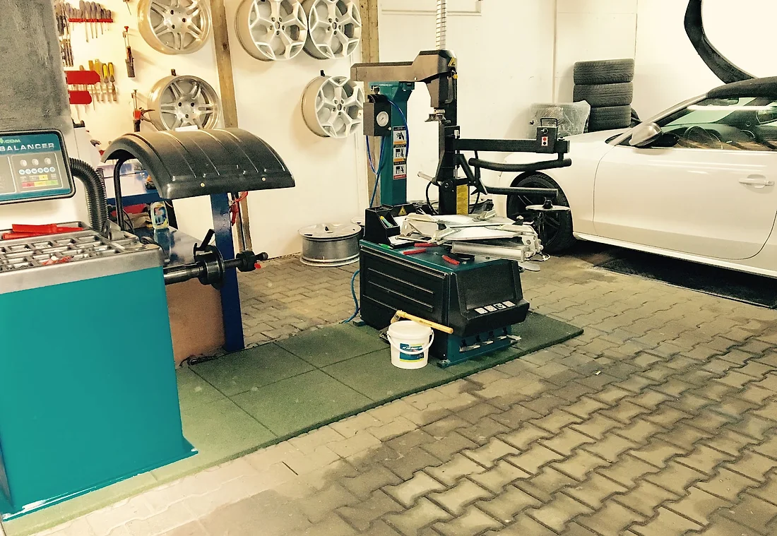 Reifenmontiermaschine und Auswuchtmaschine in der Werkstatt